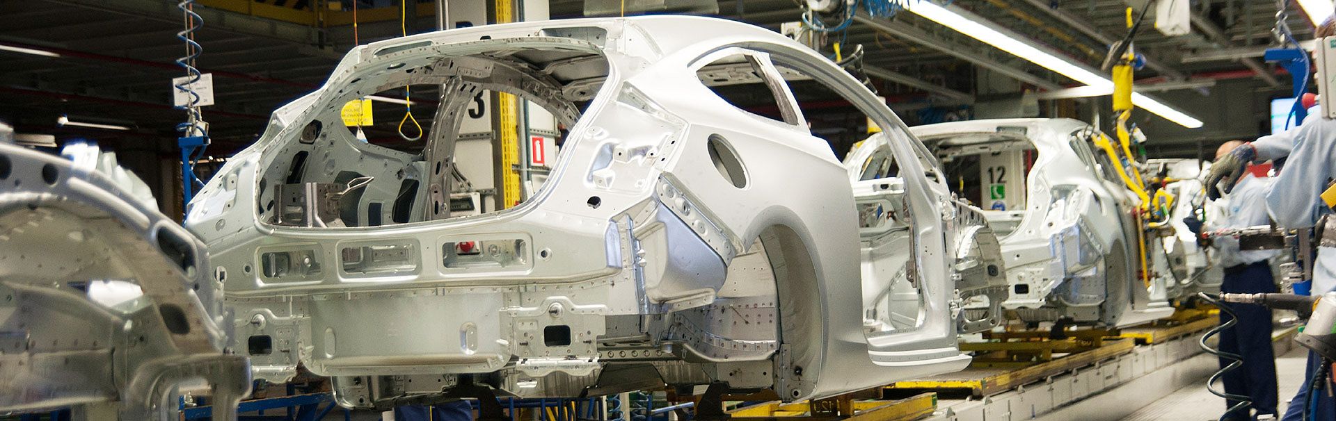 [Translate to Englisch:] Foto einer Fließbandfertigung in der Automobilindustrie
